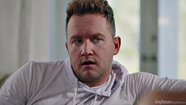 Смотри, как две взрослые шлюхи устраивают фонтан на диване и ржут над своим парнем - даже шорты не спасают от потопа!