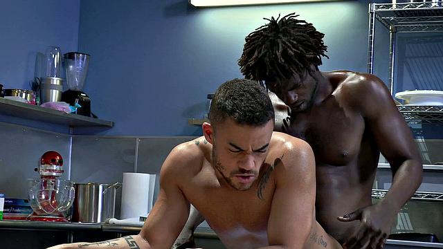 мускулистый красавчик ловит по полной от брутального bbc