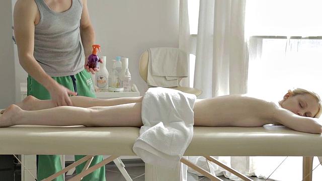 Смотри, как Мирта получает масляный массаж и жёстко трахается