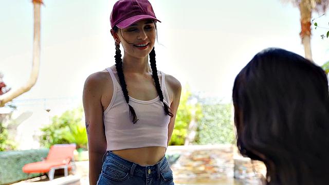 зрелая тётка подглядывала - теперь сама в тройничке с парой