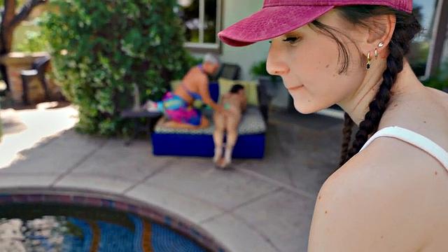 зрелая тётка подглядывала - теперь сама в тройничке с парой