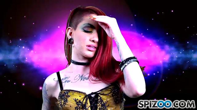 татуированная sheena rose медленно раздевается и играет с грудью