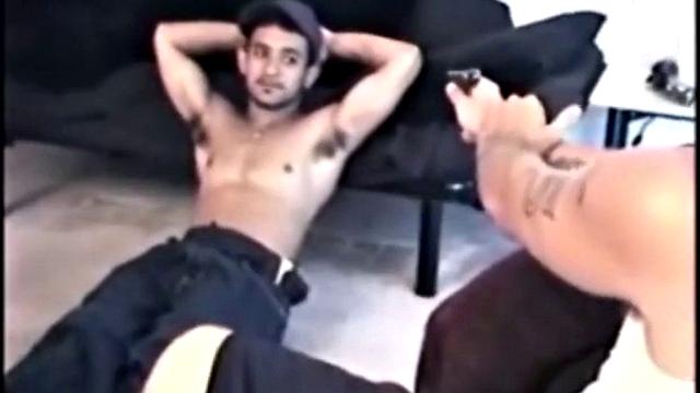 Два гетеро мужика устроили совместную дрочку, но гей-интерес тут не случайность!