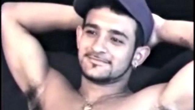 Два гетеро мужика устроили совместную дрочку, но гей-интерес тут не случайность!