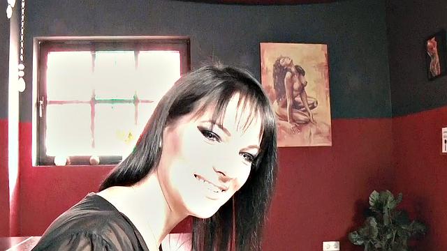 татуированные лесбиянки катаются на машине и страстно целуются