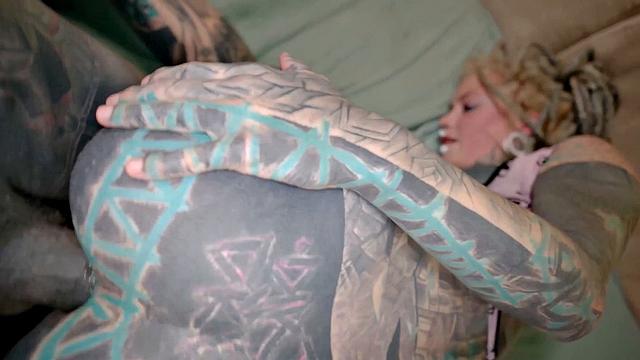 татуированная красотка получает глубокий анальный кайф в pov