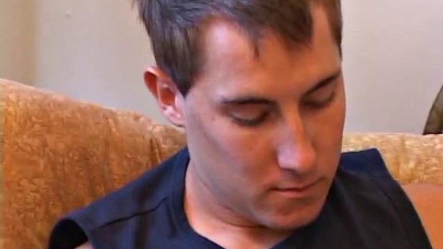 Кифер Фокс получает дрочку от парня и кончает на камеру, гей порно сцена.