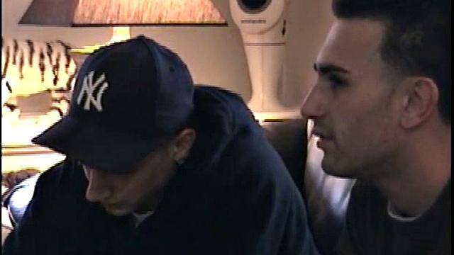 Два гетеро парня принимают минет от мужчины, сперма на лицо в конце.