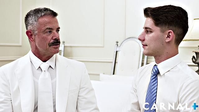 жаркий брюнет с татухами сходит с ума по толстому члену и жадно лижет жопу