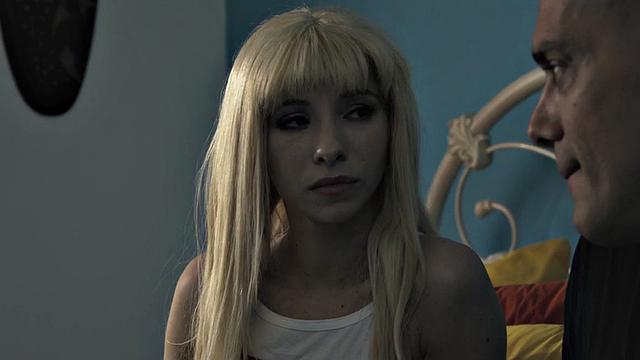 Отчим заехал - падчерица строит невинную, а сама уже мокрая