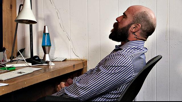 деревенский папаша кайфует на работе, когда ему сосут под столом