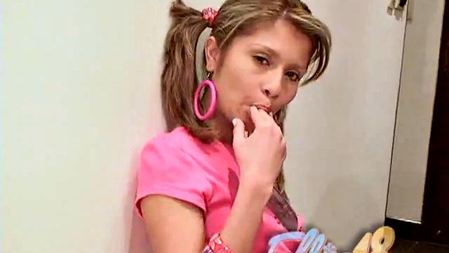 Элли 18 ловко трёт киску - да мама, я просто отдыхаю