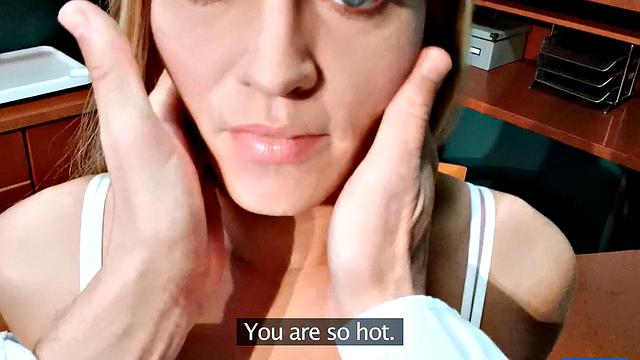 разгорячённая блондинка соблазняет доктора и жестко скачет на члене