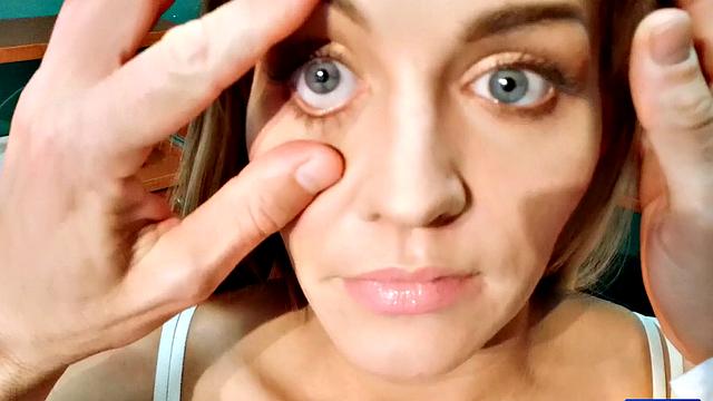 Hot blonde raises doctor's temperature