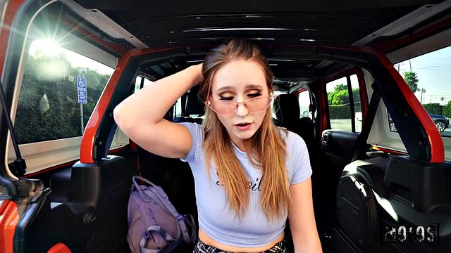 Лейни Грей решает завести Чарльза Деру и не дает ему передохнуть ни в одной позе