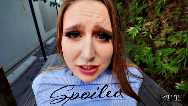 Лейни Грей решает завести Чарльза Деру и не дает ему передохнуть ни в одной позе