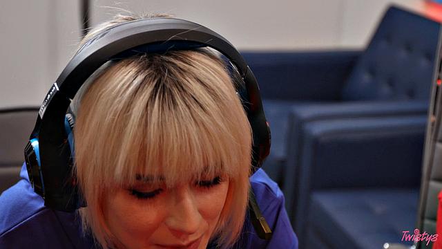 Две геймерши решили показать грудь и устроили горячий стрим с двойным дилдо, вот это апгрейд!