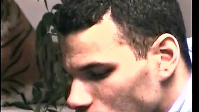 Смотри, как она доводит парня до двойного оргазма рукой и заставляет его кончить дважды подряд