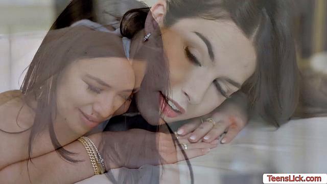 Домашняя массажистка решила не только размять спину, но и устроить сочную лизню клиентке - ну ты поняла, тут массажа мало не покажется!