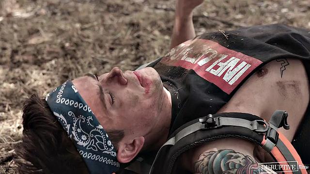 мускулистый инфлюенсер отдается зрелому мужчине