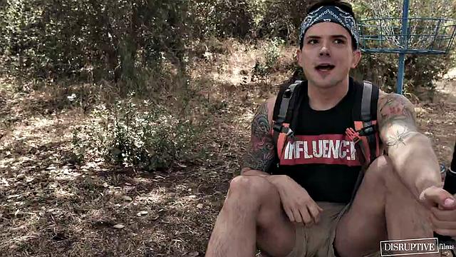 мускулистый инфлюенсер отдается зрелому мужчине