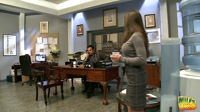 Busty MILF Rachel Roxx