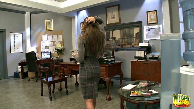 Busty MILF Rachel Roxx