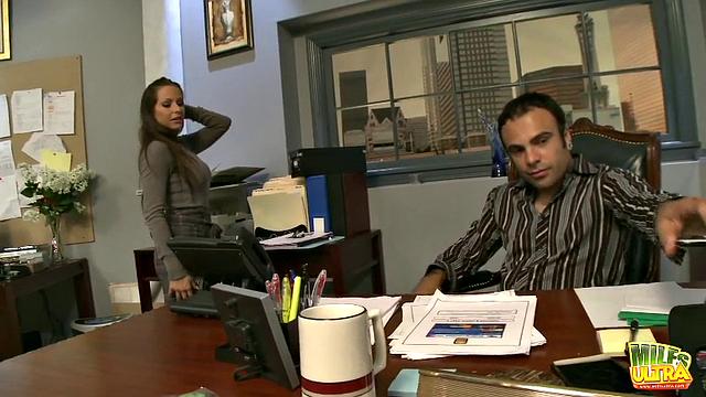 Busty MILF Rachel Roxx