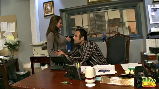 Busty MILF Rachel Roxx