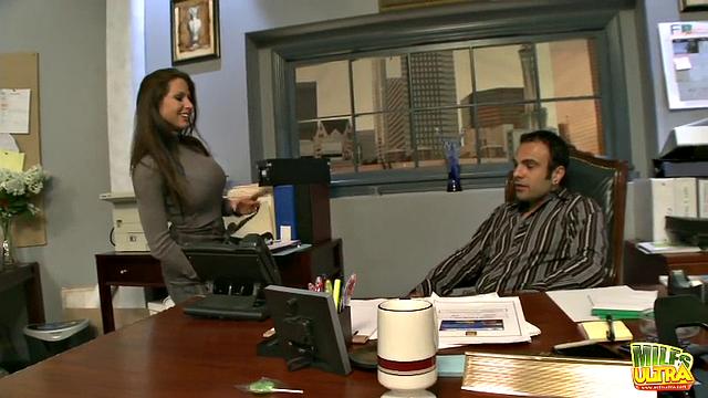 Busty MILF Rachel Roxx