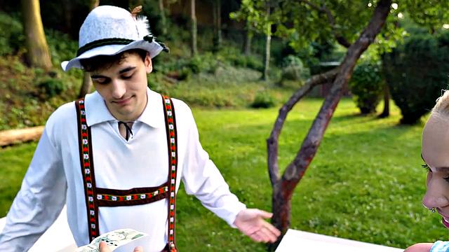 блондинка с огромной грудью трахает любовника на улице, муж смотрит беспомощно