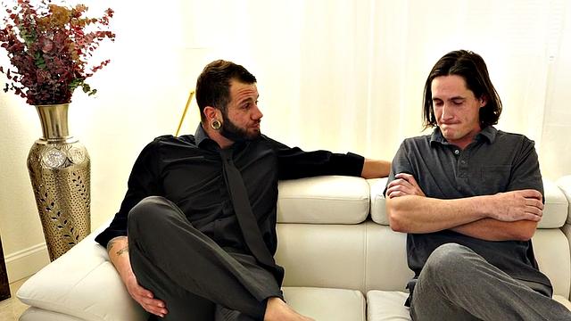 Татуированный качок жёстко пробивает ошарашенного пассива