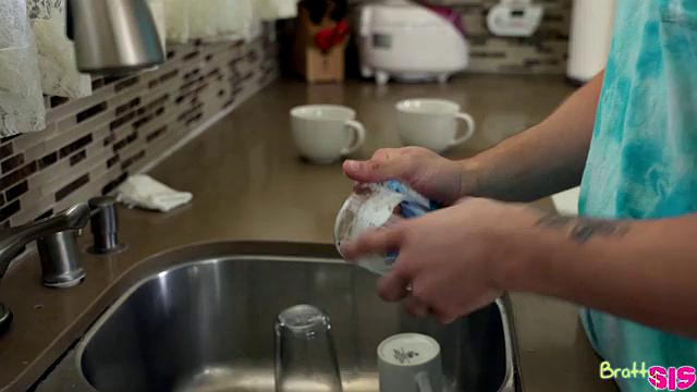 Пенелопа Кэй заводит сводного брата игрой воображения и страстью