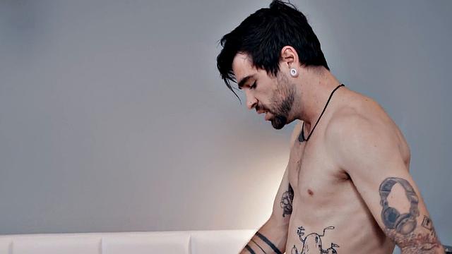 Cockriding bigbooty slut fucked by BWC in wet pussy hole