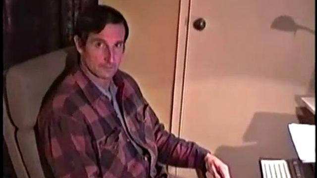 Рэй после смены устраивает себе перерыв по-взрослому