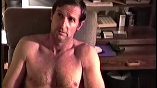 Рэй после смены устраивает себе перерыв по-взрослому