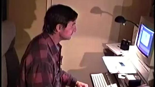 Рэй после смены устраивает себе перерыв по-взрослому