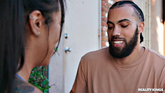 брюнетка на роликах получает куни и жесткий секс после прогулки у моря