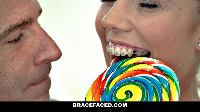 она сосёт член и ловит сперму на губы