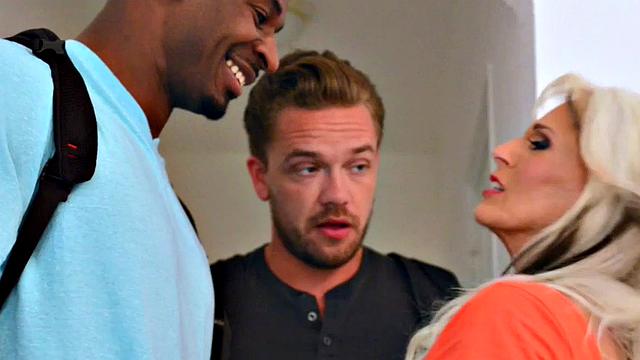 опытная блондинка с формами получает двойной анал от молодых