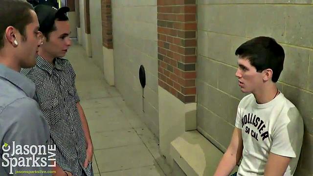 Смотри, как трое парней жестко трахаются без резины втроем