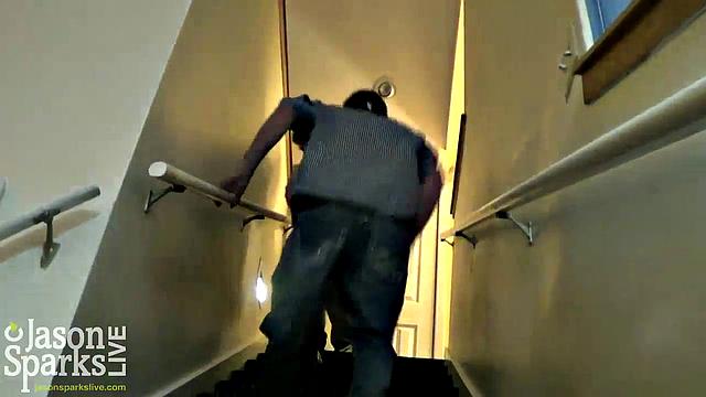 Смотри, как трое парней жестко трахаются без резины втроем