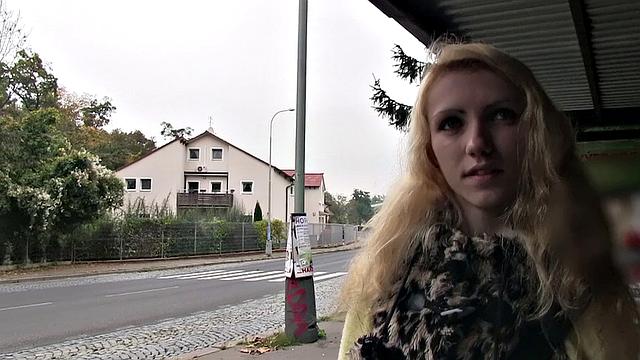 развратная блондинка трахается у железнодорожных путей вместо автобуса