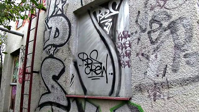 развратная блондинка трахается у железнодорожных путей вместо автобуса