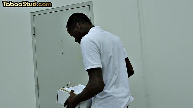 Два парня жёстко трахают спортсмена без презика втроём, жаркое гей порно на природе.