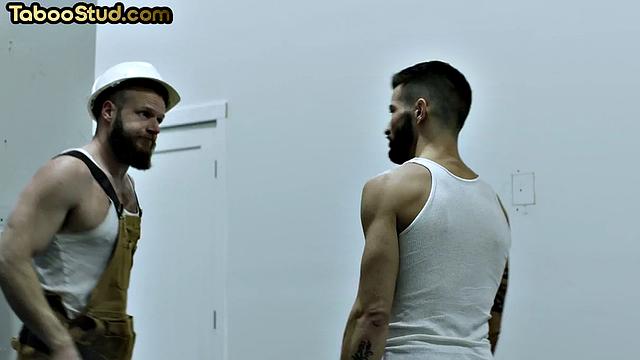 Два парня жёстко трахают спортсмена без презика втроём, жаркое гей порно на природе.