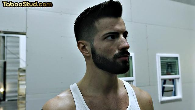 Два парня жёстко трахают спортсмена без презика втроём, жаркое гей порно на природе.