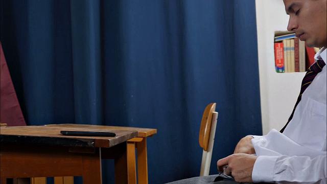 Виктор с Виллом решили проверить, чей член толще, а потом забыли про скромность вообще