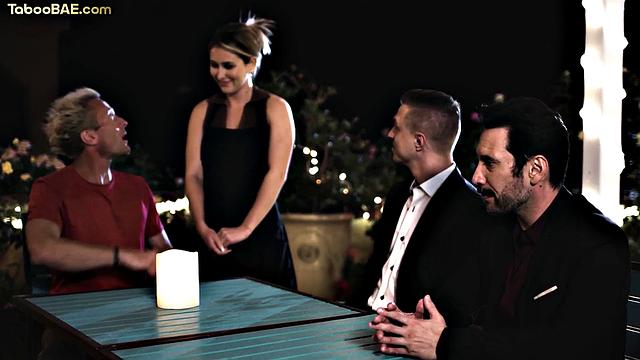 страстная красотка разрывается между двумя членами в жёстком тройничке