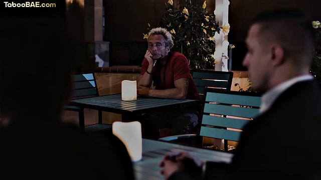 страстная красотка разрывается между двумя членами в жёстком тройничке